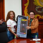 Entrega Ayuntamiento equipo de trabajo a instructoras del Programa de Activación Física